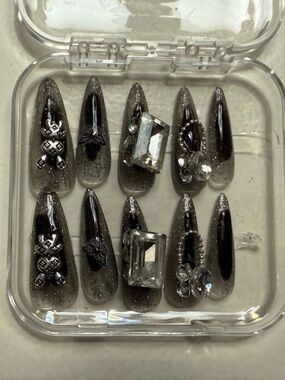 Black and silver press on nails